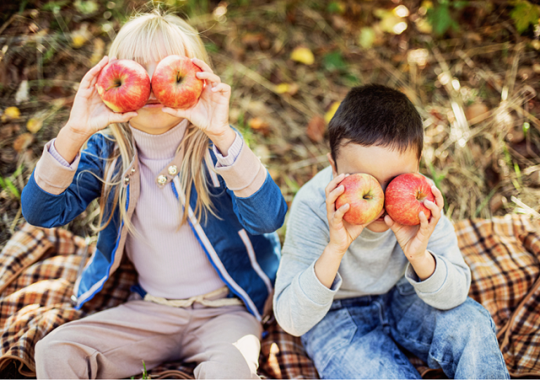 Kinder mit Äpfeln, Quelle: Canva.