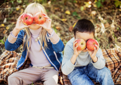 Kinder mit Äpfeln, Quelle: Canva.