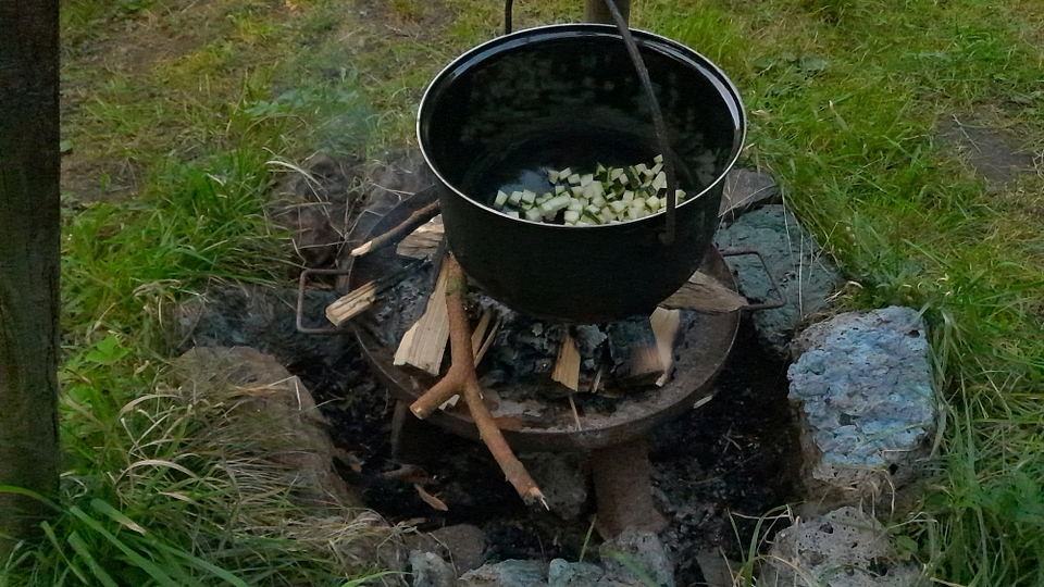Kochtopf über dem Lagerfeuer