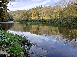 Fluss Mulde am Schlosspark Wechselburg