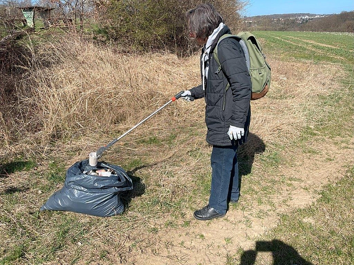 Susanne bei der Befüllung