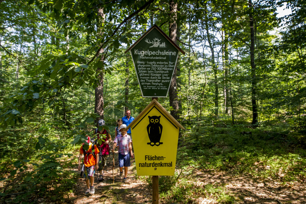 Schilder zum Kugelstein und zum Naturschutzgebiet
